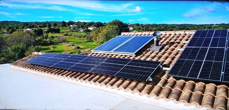 Solarni paneli i solarni kolektori na krovu Ville Roko